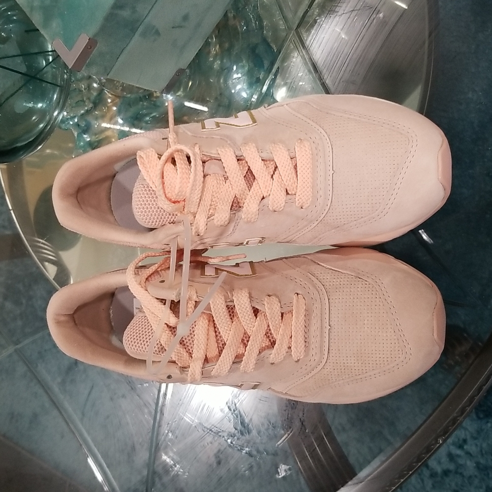 Light peach new balance tennis shoes